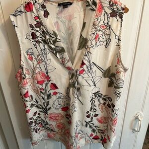 Le Chateau Xxl pink Floral V-Neck tank Blouse